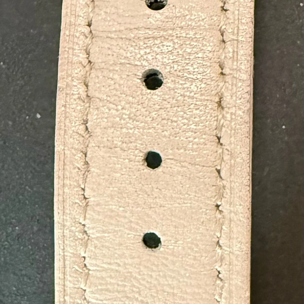 Fitbit Versa 4 Smartwatch - Black and Beige - Picture 3 of 6